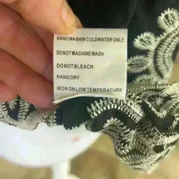 Solitaire crochet top black and white Exc condition. Loose elastic sleeve size M - Picture 13 of 15